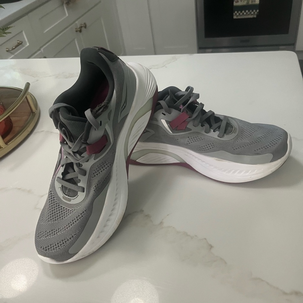 Women's Gray and Pink Athletic Shoes- Saucony Guide